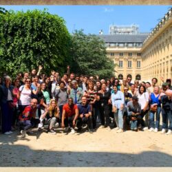 Groupe de collegues et familles via un CE/CSE dans le jardin du Palais Royal à Paris