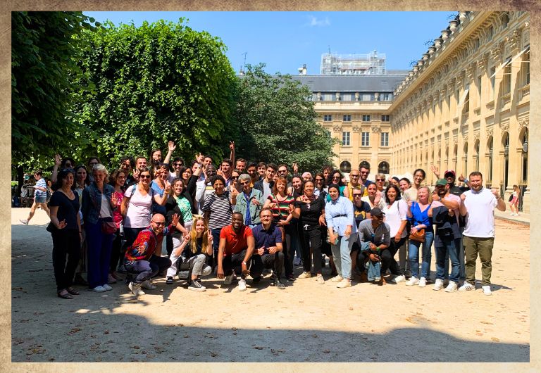 Groupe de collegues et familles via un CE/CSE dans le jardin du Palais Royal à Paris