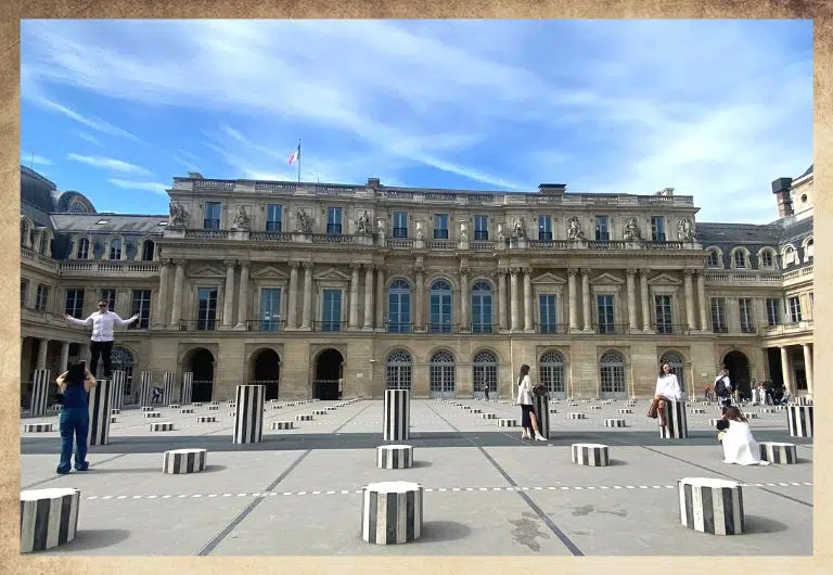 Vue sur les Colonnes de Buren au sein du Jardin du palais royal à Paris