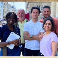 Groupe Famille devant l'Eglise Saint Paul dans le Marais à Paris avec une tablette digitale blanche dans les mains