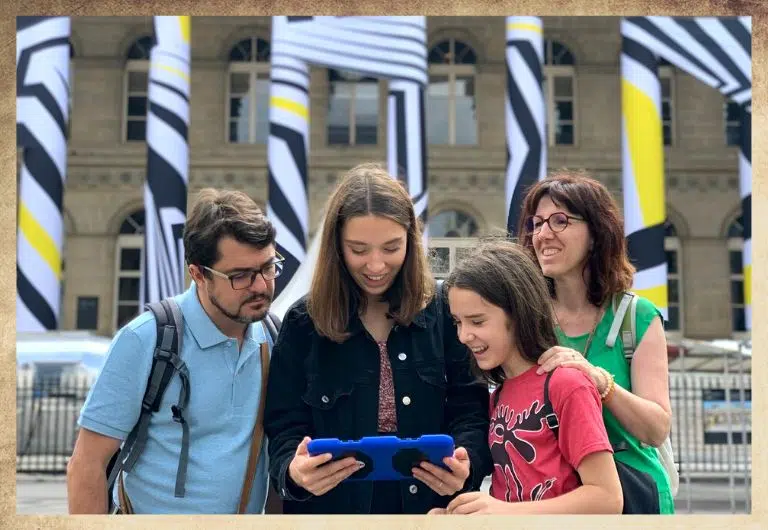 Photo de famille durant une partie d'escape game cluez devant Bourse