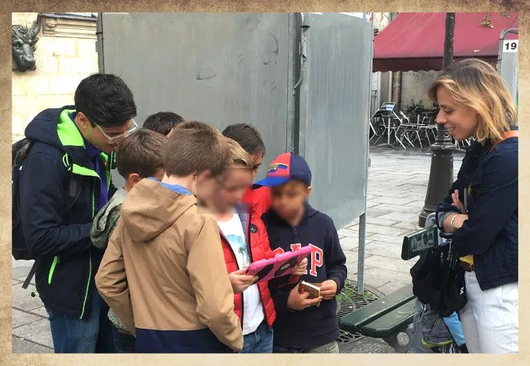 Groupe d'enfant et une accompagnatrice durant une partie de jeu