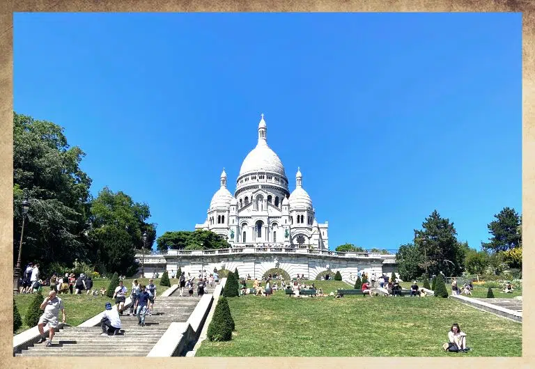 Cluez paris vue de Montmartre à Paris un jour de soleil