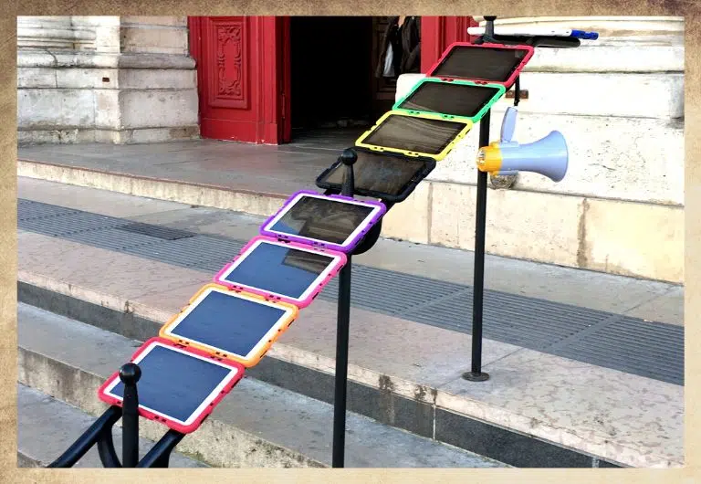 Tablettes digitales de toutes les couleurs devant l'église Saint paul dans le Marais