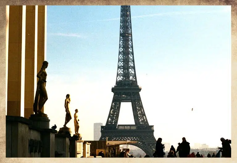 Vue sur la tour eiffel de bon matin