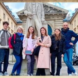 Groupe Famille devant le Collège de France dans le Quartier Latin à Paris avec une tablette digitale rose dans les mains