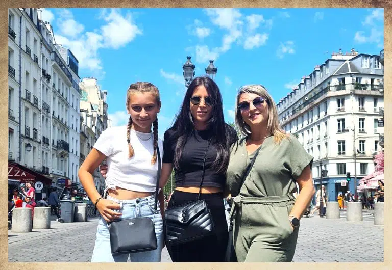 Groupe de filles en famille, devant le métro Saint paul dans le marais