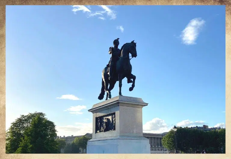 Vue sur le monument du cheval sur la place de la concorde à Paris, un jour de soleil