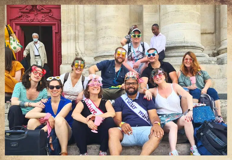 Groupe d'amis pour EVG et EVJF devant l'église Saint Paul dans le marais