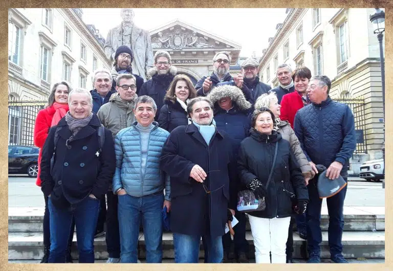 Groupe de seniors devant le college de france dans le quartier latin