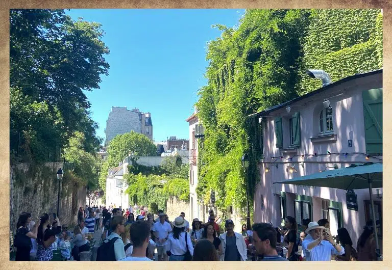 Vue sur la rue la plue connue du quartier de Montmartre