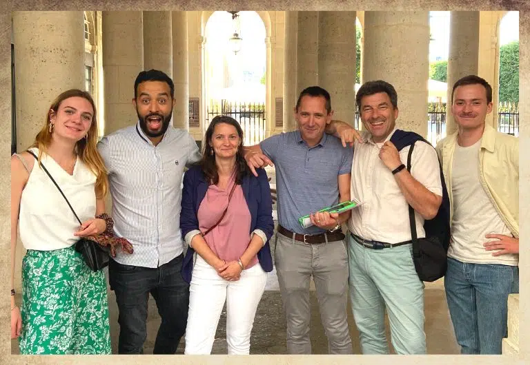 Groupe de collègues dans les passages couverts à Paris