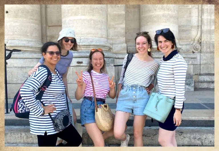 Groupe de détectives filles en marinières devant les marches de l'église Saint Paul dans le Marais