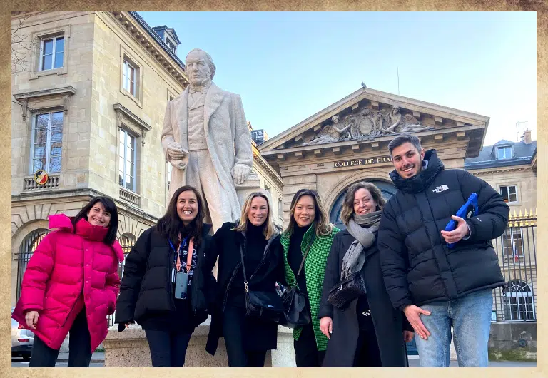 Groupe de collègues de la société Balenciaga devant le collège de france à Paris