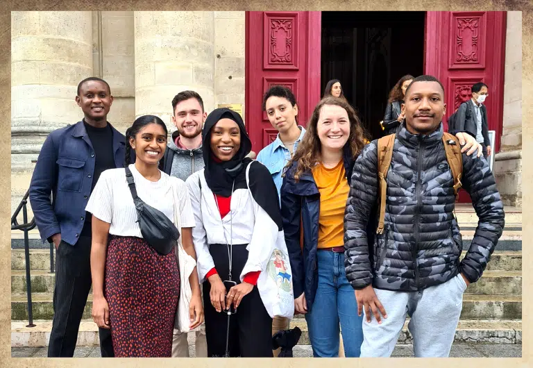 Groupe d'amis devant l'église saint paul, à la fin de l'escape game ClueZ Paris