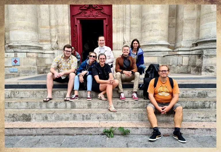 Groupe d'amis sur les marches de l'église Saint Paul dans le Marais