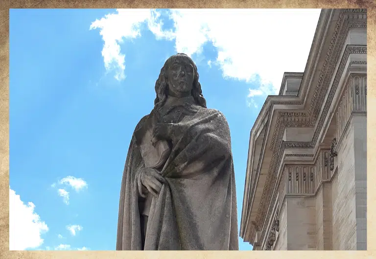 Statue de Pierre Corneille devant le Pantheon dans le Quartier Latin un jour de soleil