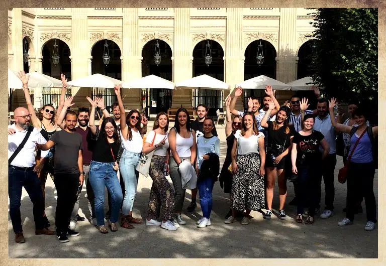 Groupe d'entreprise team building heureux dans le jardin du Palais royal