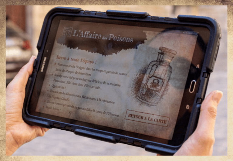 Tablette digitale noir dans les mains d'un détectives