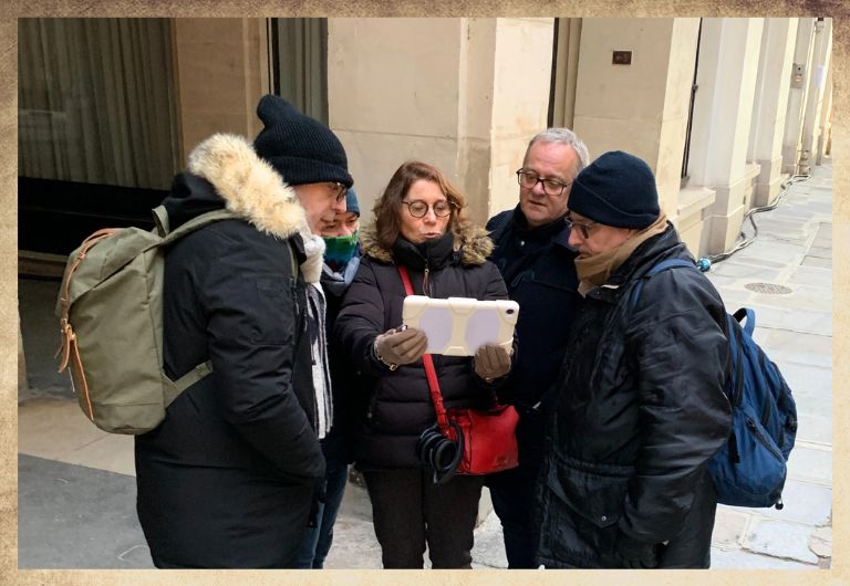 Groupe d'amis, groupe de détectives en extérieur, dans le froid, avec une tablette digitale dans les mains
