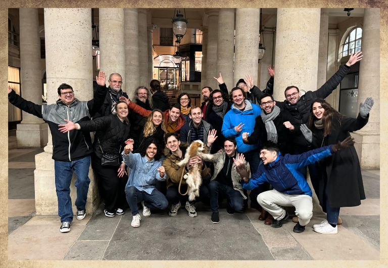 Afterwork d'un groupe d'une entreprise dans les passages couverts de paris, proche du palais royal, et un chien