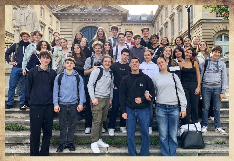 Groupe d'élèves étudiants devant le collège de france dans le quartier latin, sourire et bonne humeur
