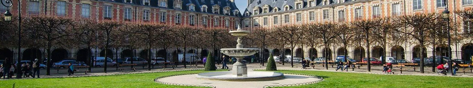 Vue sur la fontaine de la Place des Vosges un jour de soleil