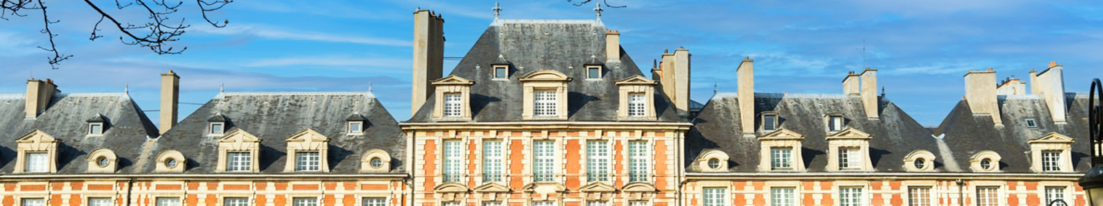 Vue depuis la Place des Vosges en été