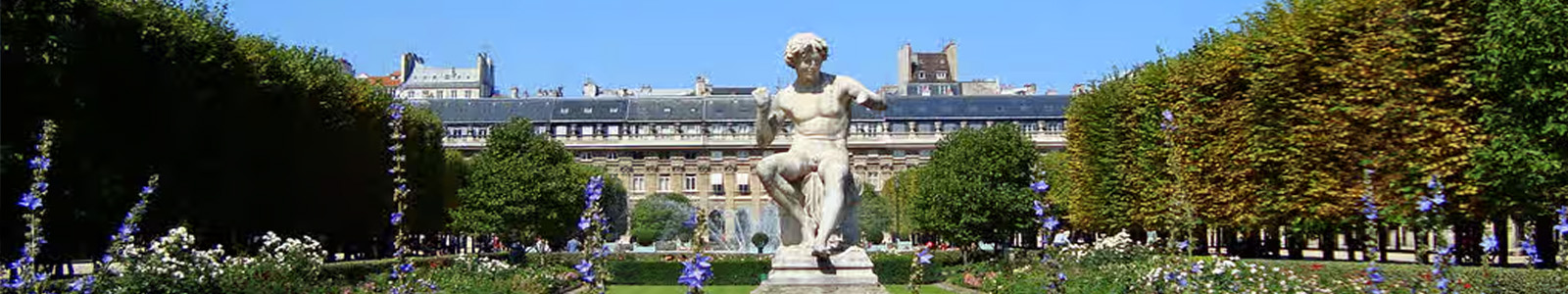 Vue depuis le jardin du Palais Royal sur la statue et sur les fleurs et les arbres