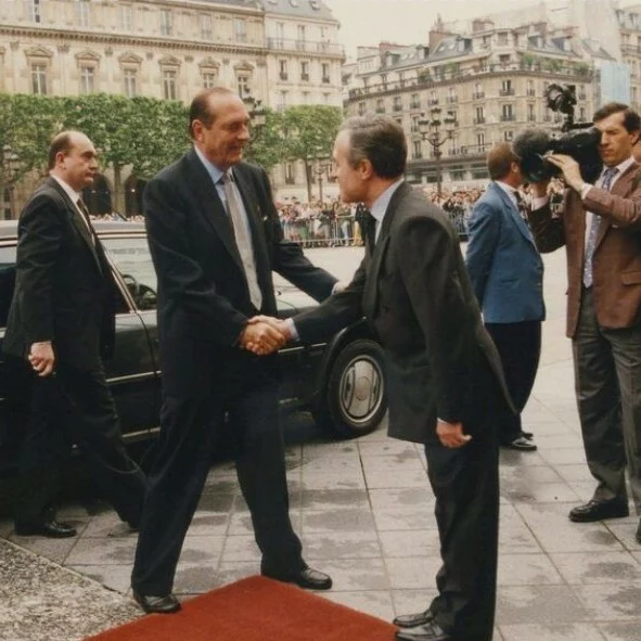 Ça s'est passé un ..5 Mai 2002 : Jacques Chirac remporte la présidence 🇫🇷🌟
-
Il y a 21 ans, un 5 mai, Jacques Chirac a remporté le second tour de l'élection présidentielle française, devenant ainsi le président de la République pour un second mandat. 🇫🇷
-
Sous sa présidence, Paris a connu de nombreux projets de développement et d'amélioration qui ont bénéficié à la qualité de vie des Parisiens. Parmi les initiatives marquantes, on peut citer la rénovation des quartiers, la modernisation des infrastructures de transport, et l'investissement dans la culture et les arts.🎨
-
Le projet du Grand Louvre, par exemple, a considérablement amélioré l'accès aux œuvres d'art et a renforcé la position de Paris comme capitale culturelle internationale. Les musées ont été modernisés, offrant des expositions de qualité et des expériences culturelles enrichissantes.🎨
-
Ces projets ont non seulement amélioré les conditions de vie des Parisiens, mais ont également renforcé l'attractivité de Paris sur la scène internationale, la positionnant comme une ville moderne, dynamique et engagée.🌍
-
#Paris #Culture #Histoire #Politique #ÉlectionPrésidentielle #ClueZ #ClueZParis #Connaissance #Patrimoine #France #JacquesChirac #Innovation #CaSestPasseUn