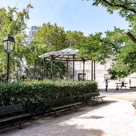 Le Saviez-Vous ? Le Square d'Anvers, un coin d'histoire dans le 17ème arrondissement.🌳
-
Niché au cœur du quartier animé de Batignolles-Monceau, ce square offre un havre de paix idéal pour s'échapper de l'agitation de la ville et se détendre dans la nature.🌿
-
Le Square d'Anvers doit son nom à la bataille d'Anvers, une ville belge du Nord de la France, qui a été annexée à Paris en 1862.✨
-
Au début du 20ème siècle, le Square d'Anvers a accueilli des artistes et des écrivains, notamment Georges Seurat, qui y a vécu et y a laissé des toiles. Ces artistes ont trouvé dans ce square un lieu de détente et de tranquillité, loin des sentiers battus de la ville. 🎨
-
#Paris #SquareDAnvers #Histoire #Culture #Patrimoine #Art #ParisSecret #ClueZ #ClueZParis #LeSaviezVous
