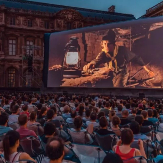 Ça s'est passé un ..23 juin 1995 : Début de la Semaine des Cinés en Plein Air à Paris !🎬
-
Il y a 28 ans, le 23 juin 1995, Paris a inauguré la première édition de la Semaine des Cinés en Plein Air.🎬
-
Ce jour-là, la capitale française a transformé ses places, ses jardins, et ses quais en véritables cinémas en plein air, offrant des projections gratuites de films emblématiques dans des lieux historiques de la ville. 🏙
-
Le premier film diffusé lors de cette édition a été "La Haine Verte" de Jean Vigo, un classique du cinéma français qui a été projeté sur la place de la Bastille. Ce choix a non seulement célébré l'art cinématique français, mais a aussi permis aux spectateurs de découvrir ou de redécouvrir ce film dans un cadre unique et convivial.🍿
-
La Semaine des Cinés en Plein Air a rapidement gagné en popularité, attirant non seulement les Parisiens mais aussi des visiteurs du monde entier.🌍
-
Aujourd'hui, la Semaine des Cinés en Plein Air reste un symbole important de l'accessibilité culturelle et de la créativité des Parisiens.🌟

#Paris #Cinéma #Culture #Histoire #Union #Fierté #Patrimoine #Innovation #CaSestPasseUn #ClueZ #ClueZParis
