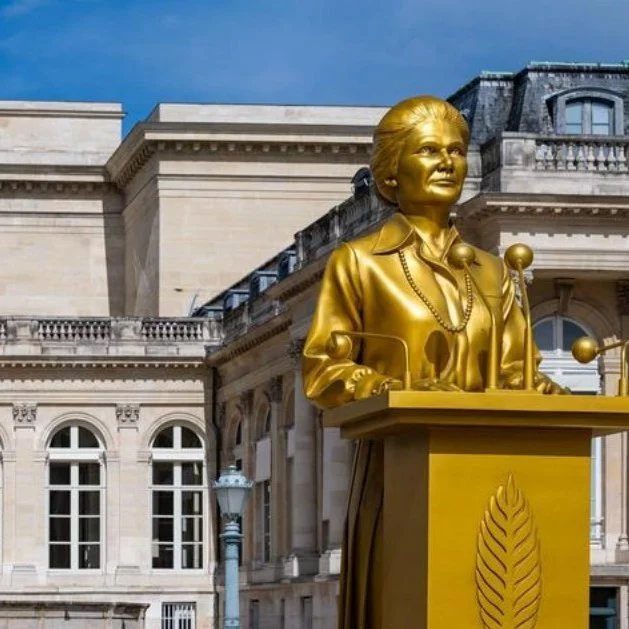 Ça s'est passé un ..30 juin 2017 : Décès de Simone Veil 🇫🇷
-
Il y a 6 ans, le 30 juin 2017, le monde a perdu une figure emblématique de la politique française et européenne, Simone Veil.🌟
-
Simone Veil, une femme d'exception, a marqué l'histoire. Paris, la ville où elle a vécu et travaillé pendant une grande partie de sa vie, a profondément ressenti sa disparition. La capitale française a été le théâtre de nombreux hommages et cérémonies en sa mémoire.🌐
-
Des débats et des discussions ont eu lieu dans les médias, les cafés, et les places publiques, témoignant de l'impact profond que Simone Veil a eu sur la société française et européenne.📰
-
Sonc décès a été un moment de recueillement et de réflexion, rappelant l'importance de la mémoire, de la tolérance, et de la solidarité. Elle reste une icône de la résilience et de l'engagement, symbolisant les valeurs de la République française et de l'Union européenne. 🇪🇺
-
Ce 30 juin 2017 restera gravé dans les mémoires comme un moment de perte, mais aussi de célébration de la vie et de l'héritage d'une femme exceptionnelle. Aujourd'hui, son combat continue de guider et d'inspirer les générations actuelles et futures, rappelant l'importance de l'engagement civique et de la lutte pour un monde meilleur.🌟
-
#Paris #SimoneVeil #Histoire #Politique #DroitsDesFemmes #Justice #Europe #Engagement #Mémoire #Réflexion #ClueZ #ClueZParis #CaSestPasseUn